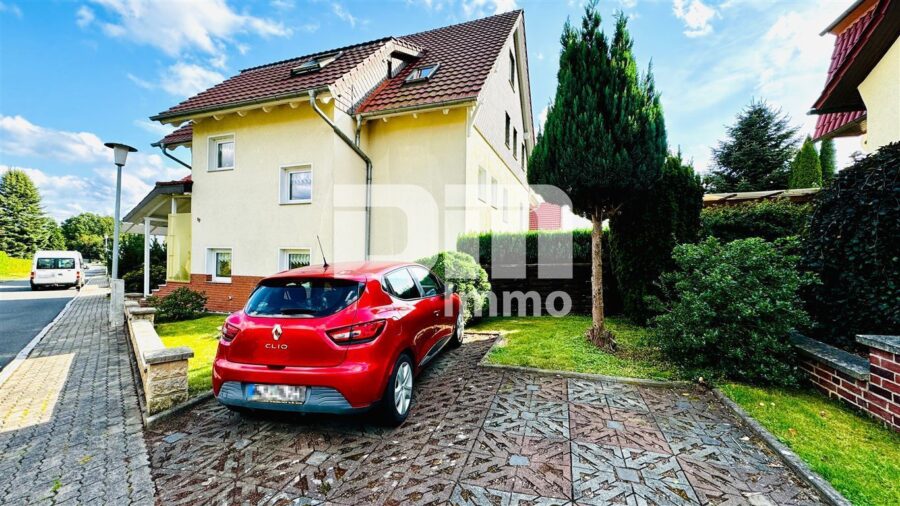 Schönes Mehrfamilienhaus geteilt nach WEG mit umfangreichen Nutzflächen und Traumgrundstück - Straßenansicht Parkflächen